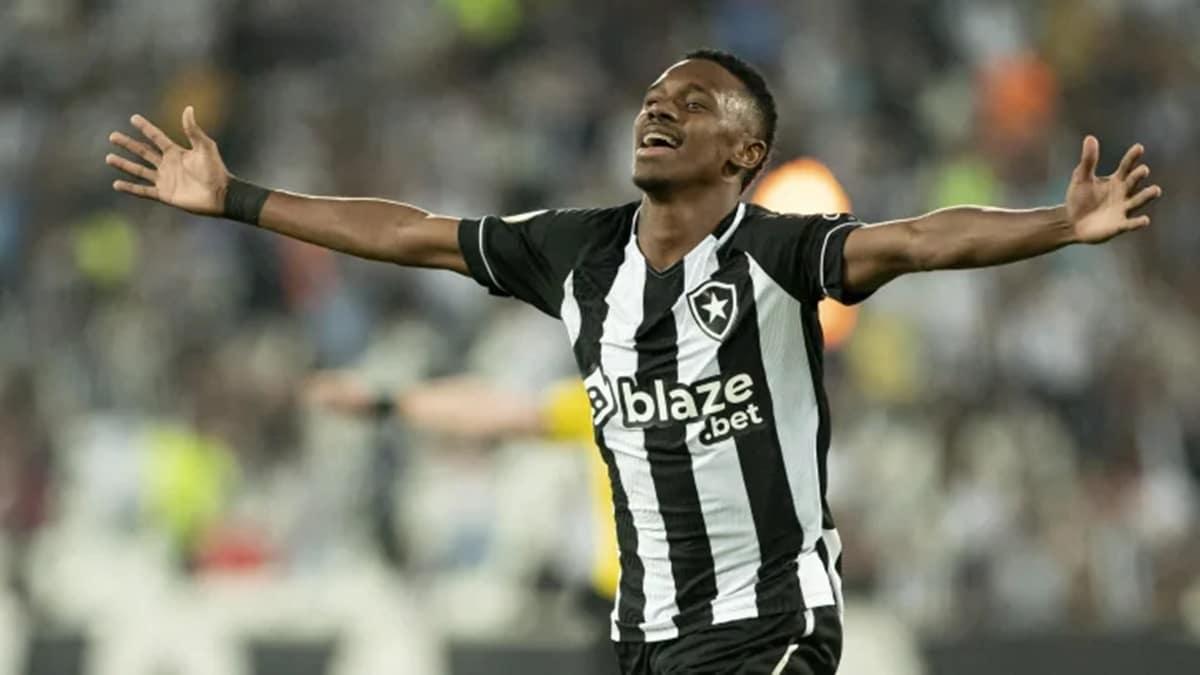 Jeffinho volta ao Botafogo seis quilos mais forte após passagem no Lyon; veja detalhes