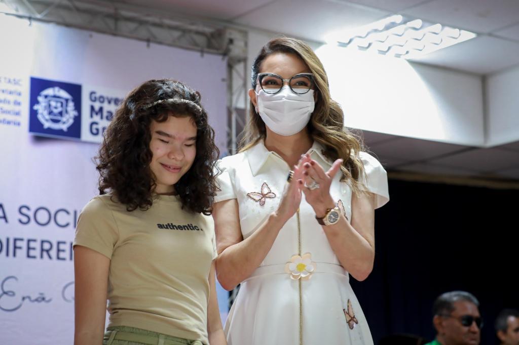 Primeira-dama de MT celebra conquista de estudante deficiente visual no programa de intercâmbio no Reino Unido