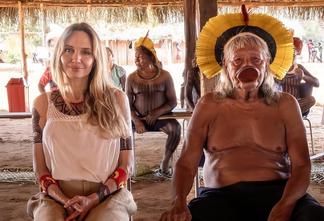 Angelina Jolie visita aldeia indígena em Mato Grosso e se encontra com cacique Raoni