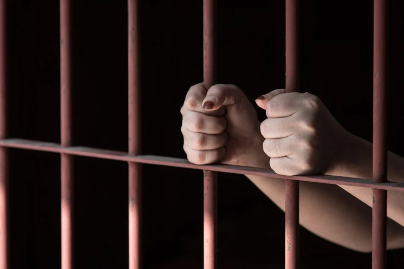 Mulher com mandado de prisão por roubo é detida durante abordagem na BR-242