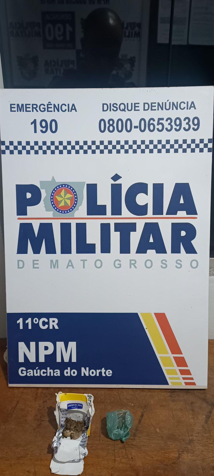 Suspeito descarta entorpecente ao ver viatura durante patrulhamento e acaba detido